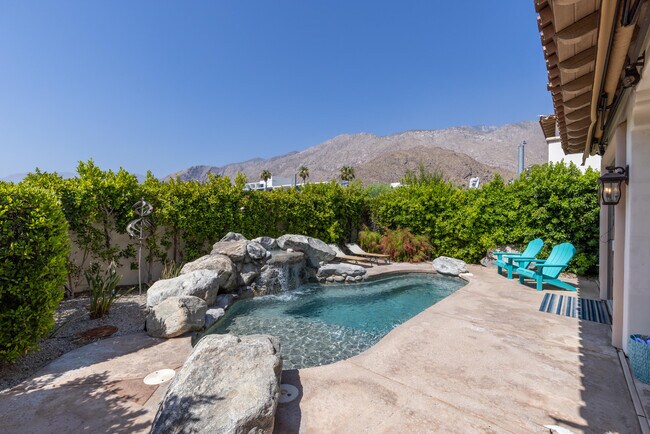 Foto del edificio - 546 N Indian Canyon Dr