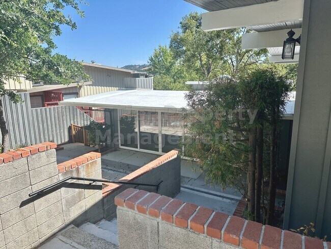 Building Photo - Beautifully Remodeled 4 Bedroom / 3 Bath /...