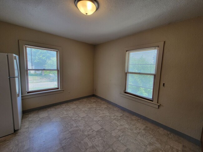 Foto del edificio - 604 W Seerley Blvd