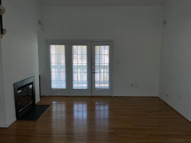 Foto del edificio - Very well maintained 2 bedroom 2 full 2 half upper floor condo with loft, located in the desired ...