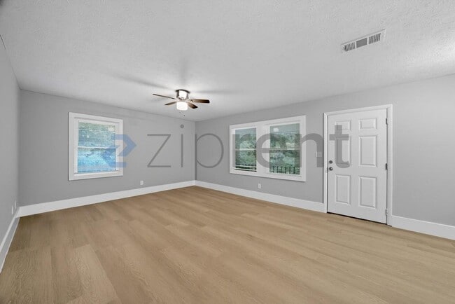 Building Photo - Unit A
