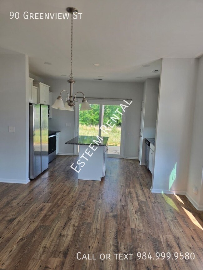 Building Photo - 90 Greenview St