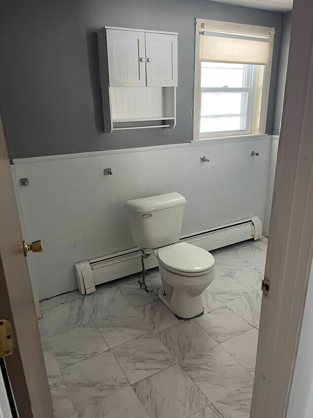 Bathroom - 25 Rockland St