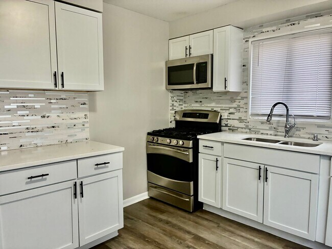 Foto del edificio - Gorgeous 3bed 1bath Single family house