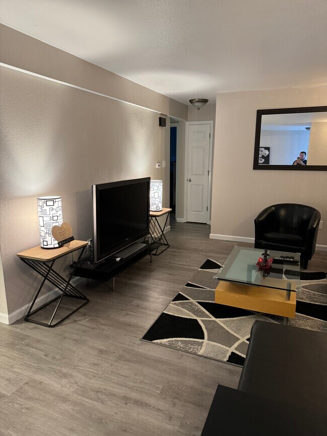 Foto del edificio - 3909 Redwood Ln