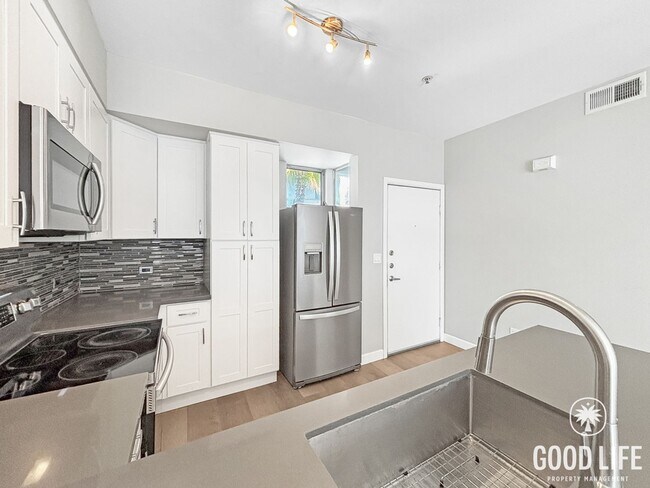 Foto del edificio - Sleek 1B/1BA Condo in the Heart of Marina District with A/C, In-Unit W/D & Reserved Parking!