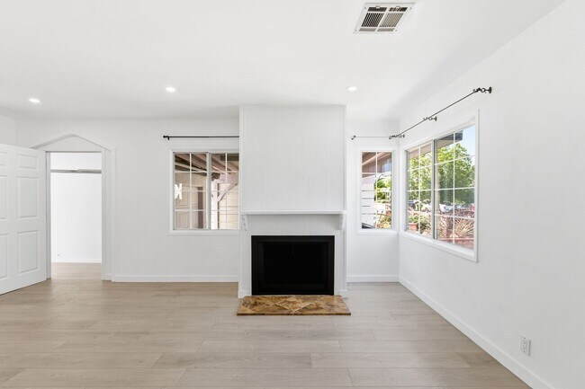 Foto del edificio - Beautiful modern 3 Bed + 2 Bath House + Den/Office & Backyard