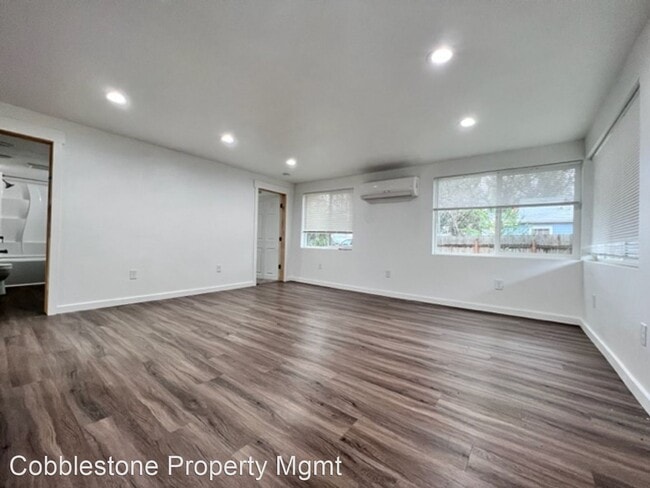 Building Photo - 2 br, 1 bath House - 213 E Chicago