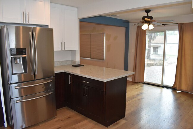 Foto del edificio - 3 Bedroom 1 Bath Upgraded Home with Large ...