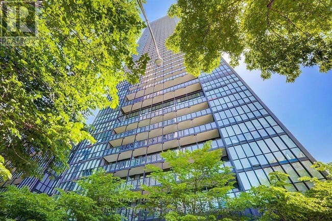 Photo du bâtiment - 101 Charles St E