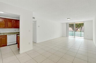 Building Photo - 9350 Fontainebleau Blvd