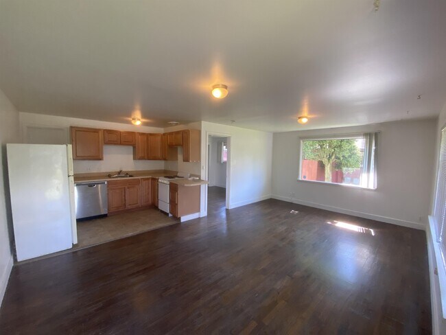 Building Photo - 4631 Fowler Ave