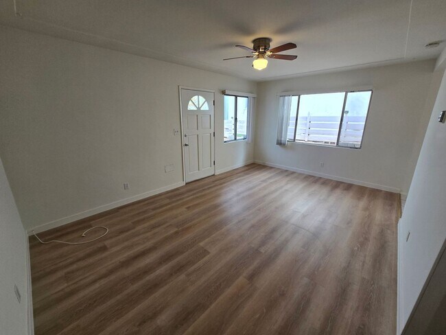 Foto del edificio - Morena Blvd. 2827-2831