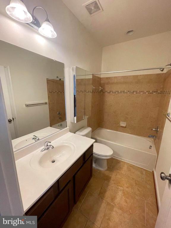 Foto del edificio - 327 Woodstream Blvd