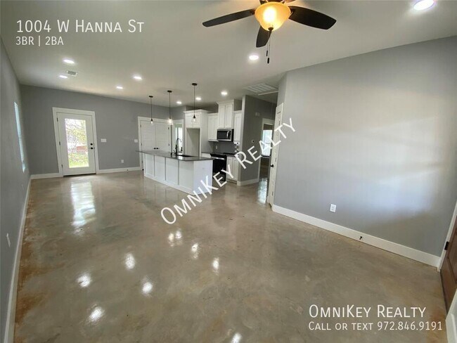 Building Photo - 1004 W Hanna St