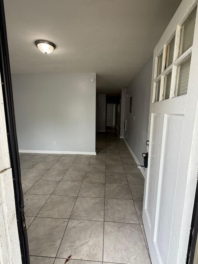 Foto del edificio - 1046/1048 W 8th St.- Duplex