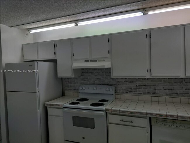 Foto del edificio - 14850 Naranja Lakes Blvd