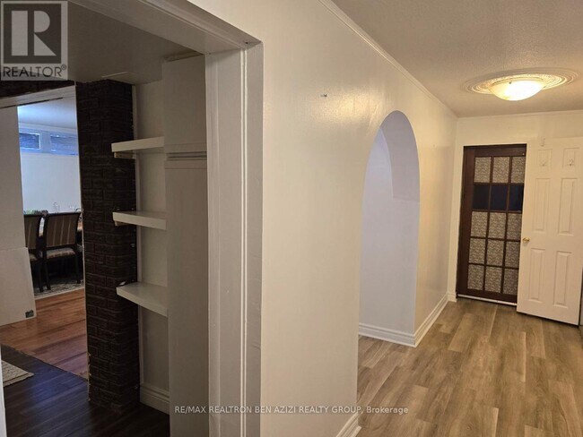 Photo du bâtiment - 53 Caines Ave