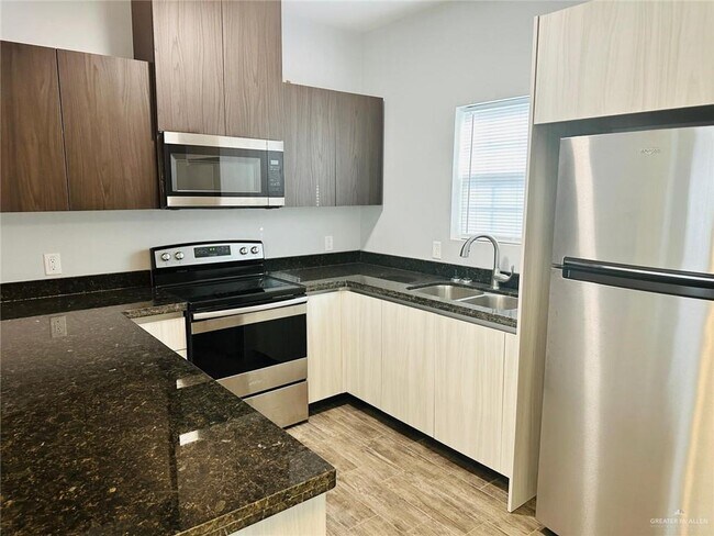 Building Photo - 11 Valeria St