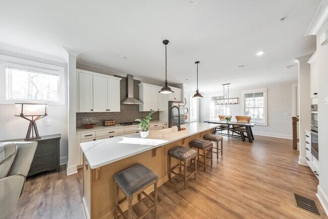 Foto del edificio - 320 Oak Arms Wy