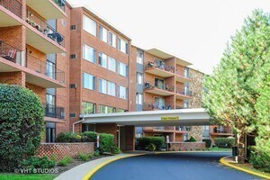 Foto principal - 18 E Old Willow Rd
