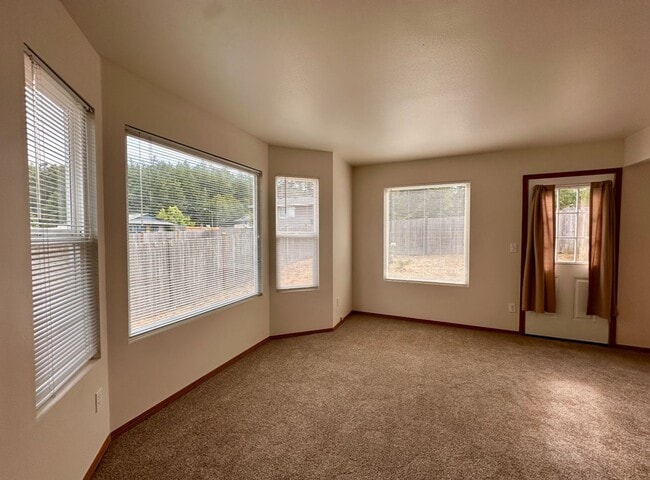 Building Photo - 944 NW Quarterdeck Loop