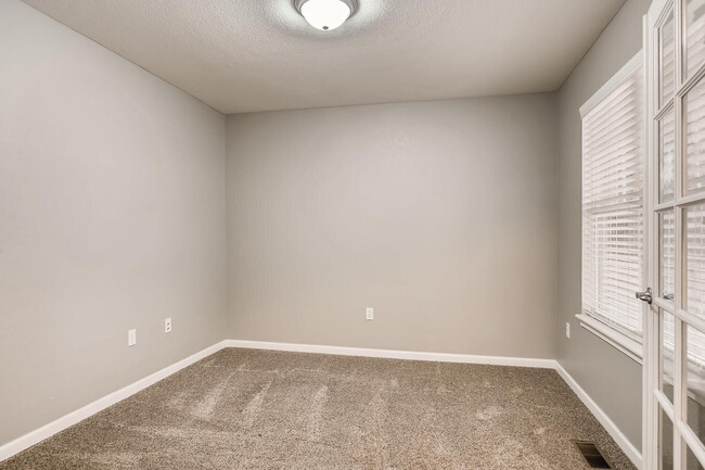 Foto del edificio - Gorgeous 5 Bed/4 Bath Townhome with Fully Finished Custom Basement! Cherry Creek Schools!
