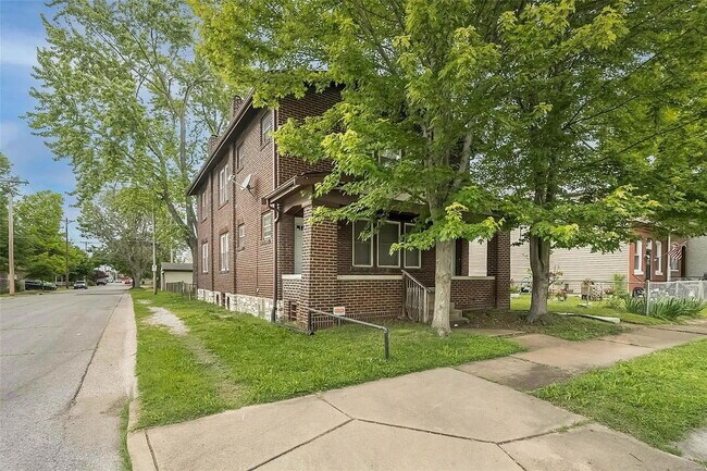 Foto del edificio - "Charming 2-Bed/ 1 bath 2nd Floor Retreat on Pennsylvania Avenue – with wood floors and a usable ...