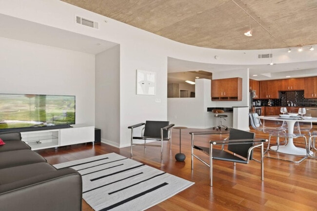 Building Photo - 1701 Chestnut Pl