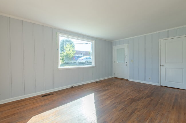 Building Photo - 2418 Maplecrest Dr