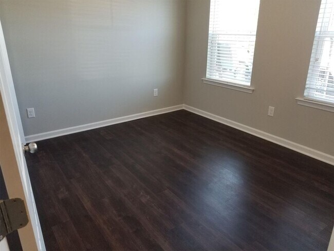 Dormitorio del sótano - 6647 Perry Creek Rd