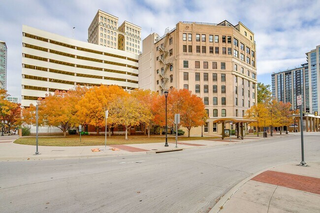 Foto del edificio - Beautiful 1 Bed- 1 Bath in Houston Place Lofts- Downtown Fort Worth- 76102