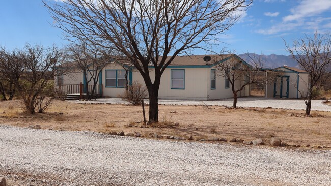 Building Photo - Country Home