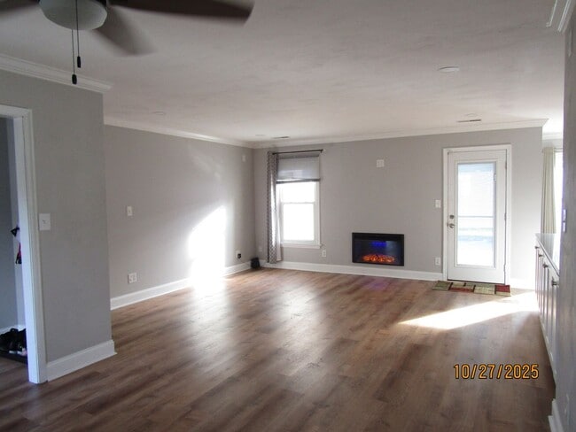 Foto del edificio - 1101 Warner Hall Dr