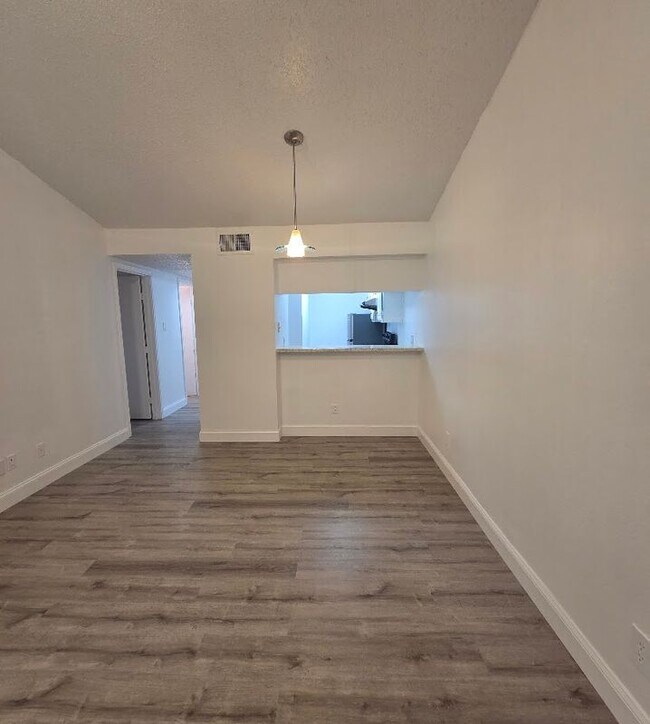 Foto del edificio - 8545 Midpark Rd