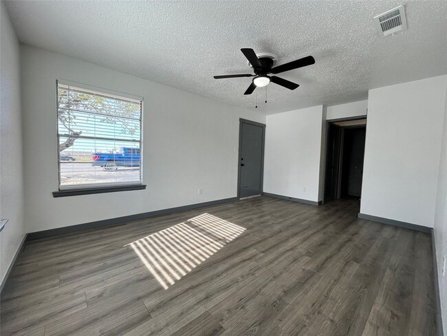 Photo - 2526 Louise St Apartment