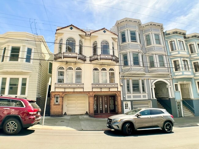 Building Photo - LARGE 2BR w/ Dining Room. PARKING AVAIL.! DISHWASHER! W/D IN-UNIT