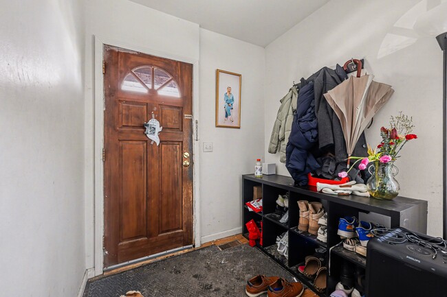 Building Photo - 412 N Thayer St