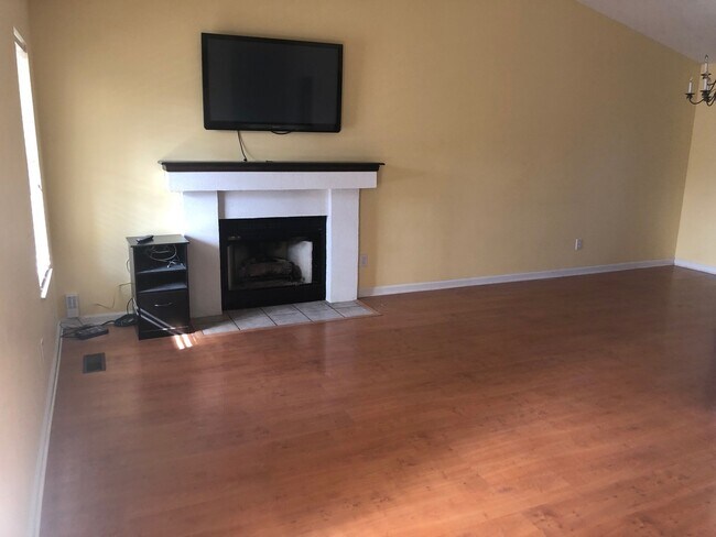 Building Photo - 3BR 2.5BA large home w/basement, garage, &...