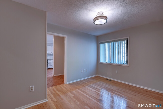 Building Photo - 4 Stonington Ct