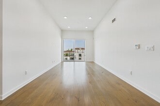 Building Photo - Windsor Square Villas