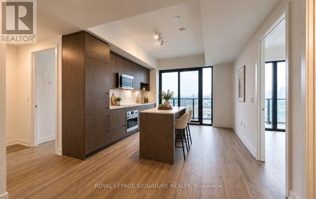 Building Photo - 799 The Queensway
