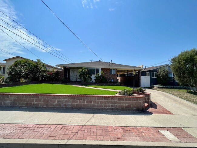 Foto del edificio - Large 3 Bedroom 2 Bath Home