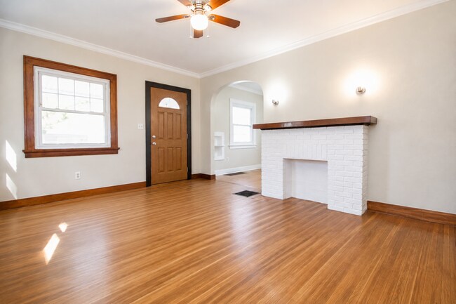 Foto del edificio - 1467 Crestwood Rd