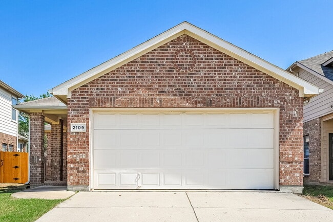 Building Photo - 2109 Ingrid Ln
