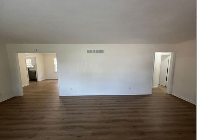 Foto del edificio - Spacious 4-Bedroom Home with Finished Base...