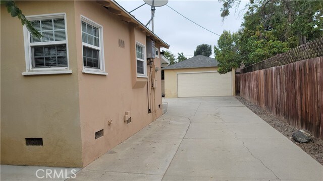 Building Photo - 1323 E Chapman Ave