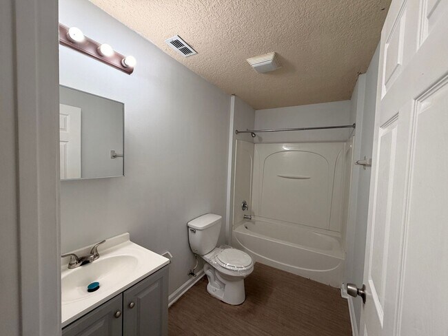 Foto del edificio - 8225 Eaton Ave