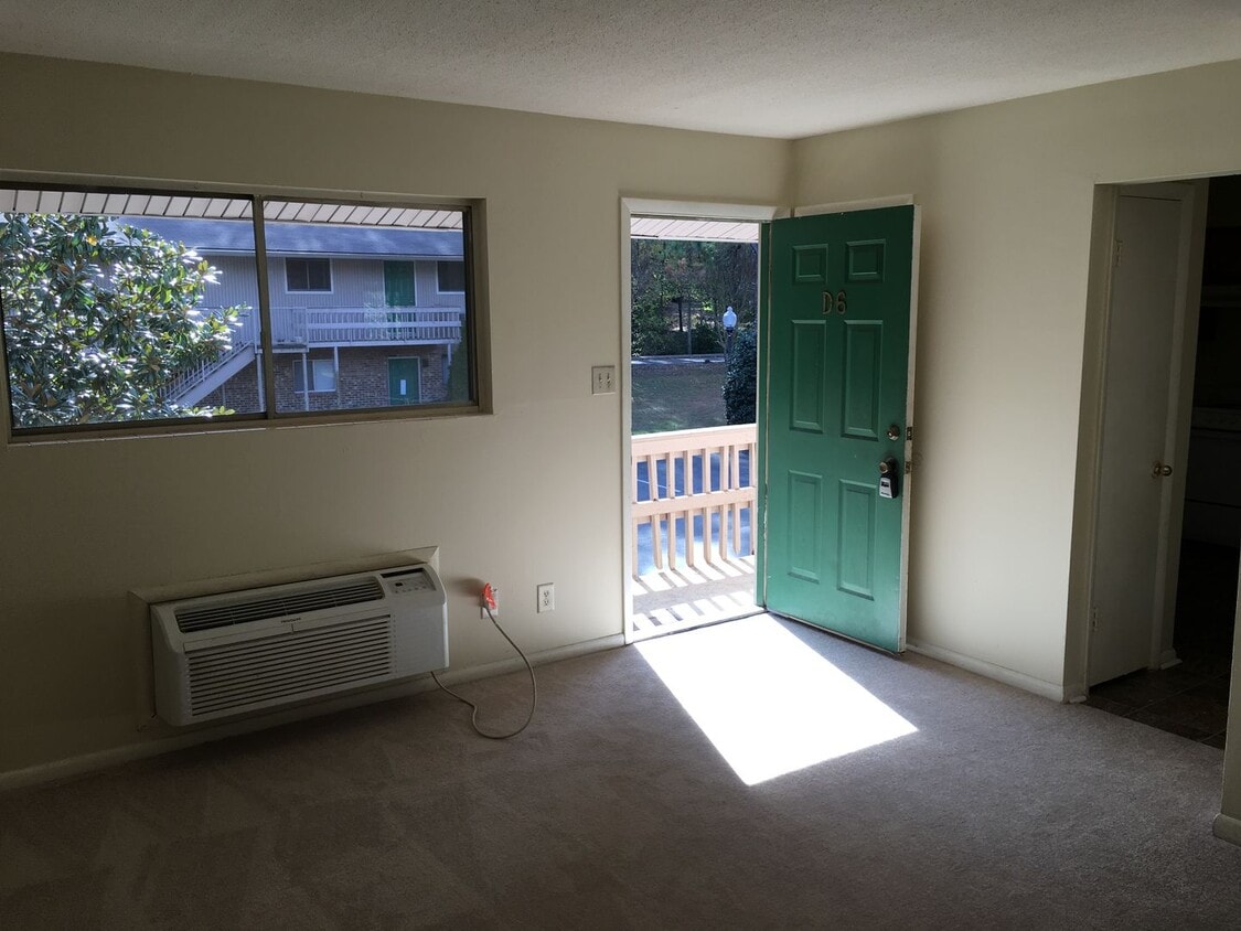 Foto principal - Convenient to everything! 2 bedroom condo
