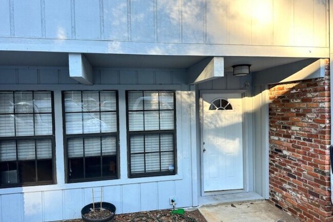 Building Photo - 804 Timbers Ct